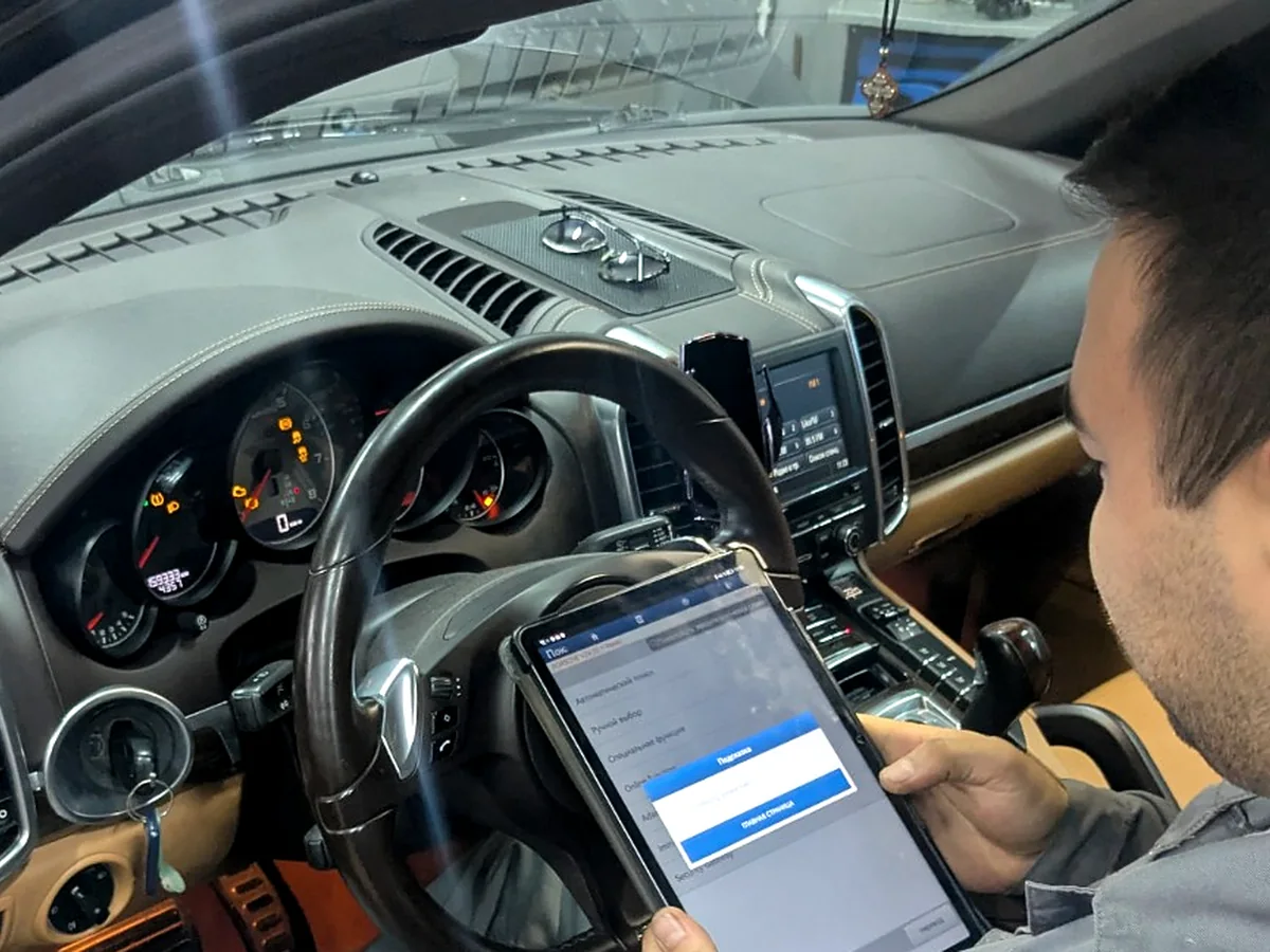 Мастер GT CAR проводит компьютерную диагностику автомобиля после работ